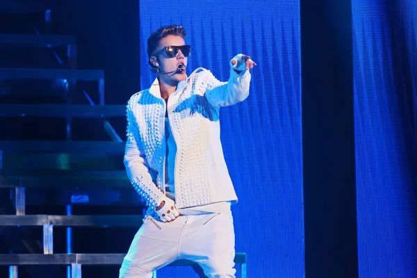 加拿大流行歌手贾斯汀 比伯2013年9月29日在中国北京举行的演唱会上演唱 — 图库照片