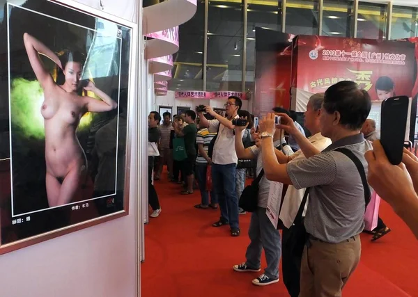 Los Visitantes Toman Fotos Pinturas Desnudos Femeninos Durante 11º Festival —  Fotos de Stock