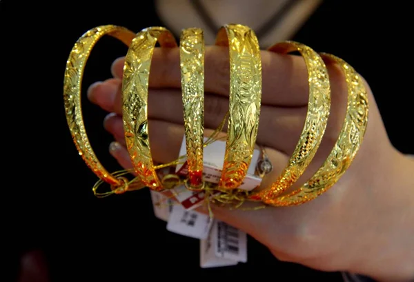 File Commis Chinois Expose Des Bracelets Dans Une Bijouterie Dans — Photo