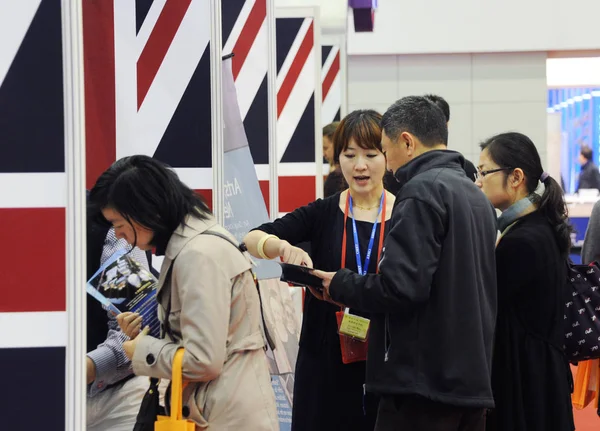 Китайские Посетители Общаются Консультантами Образованию Выставочной Зоне Великобритании Время Xviii — стоковое фото