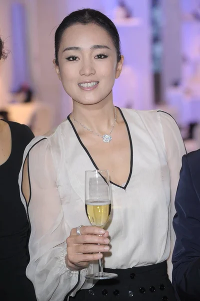 Die Chinesische Schauspielerin Gong Lächelt Lächelnd Und Hält Champagner Während — Stockfoto