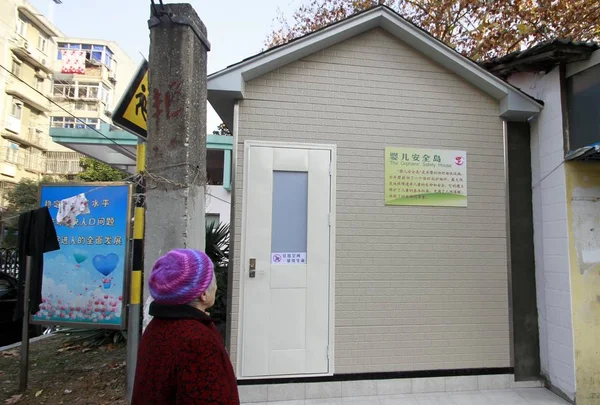 Ein Fußgänger Geht Safey House Für Ausgesetzte Babys Nanjing Provinz — Stockfoto