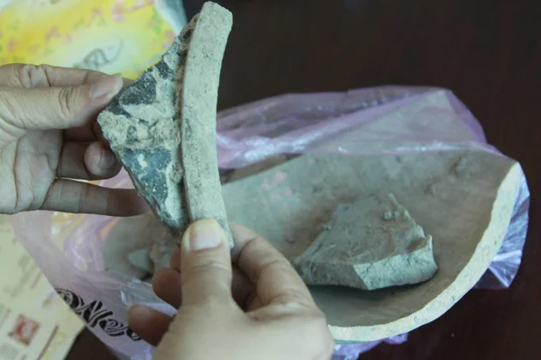 Китайский Археологический Персонал Показывает Фрагмент Китая Обнаруженный Вэньлине Восточный Чинас — стоковое фото
