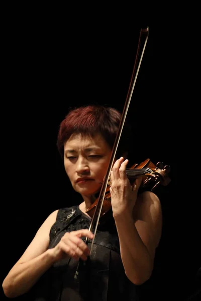 Korejská Houslistka Kyung Wha Chung Provádí Během Koncertu Provincii Šen — Stock fotografie