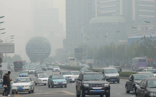 Coches Viajan Una Carretera Smog Ciudad Dalian Provincia Liaoning Noreste —  Fotos de Stock