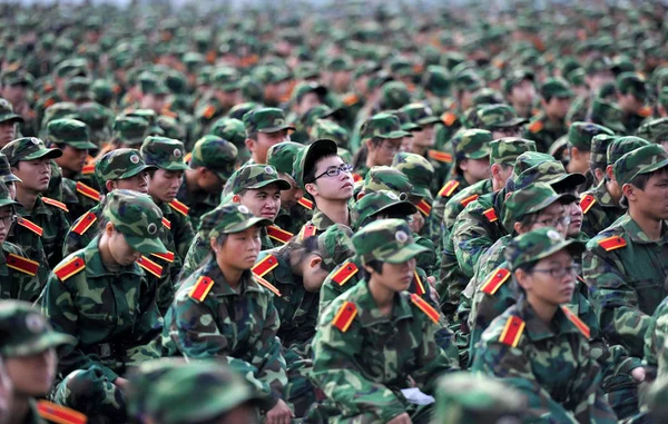 Kínai Diák Öltözött Katonai Egyenruhák Ünnepségre Megnyitását Félév Katonai Kiképzés — Stock Fotó