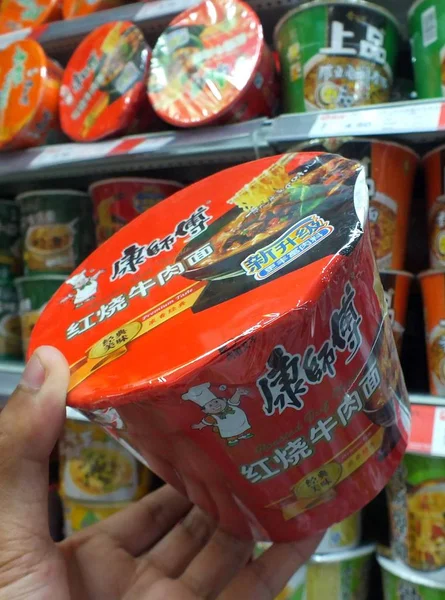 Cliente Acquista Master Kong Instant Noodle Tingyi Holding Corp Supermercato — Foto Stock