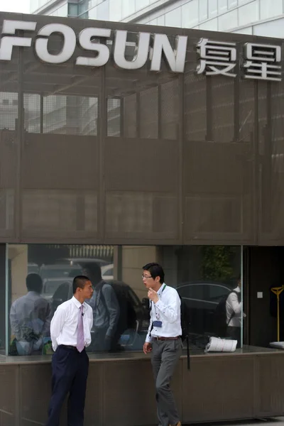 Ein Wachmann Gespräch Mit Einem Mitarbeiter Eingang Des Hauptquartiers Der — Stockfoto