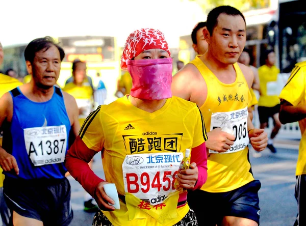 Corredor Mascarado Frente Corre Com Outros Durante Maratona Internacional Pequim — Fotografia de Stock