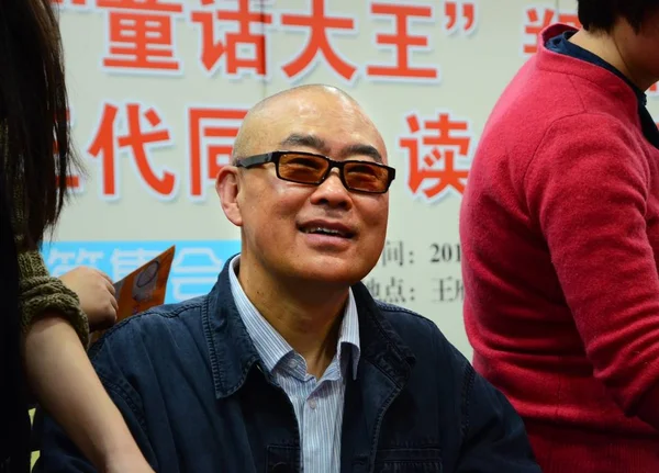 中国童话作家郑元杰在中国北京的一次签名活动中微笑 2013年12月8日 — 图库照片