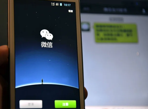 Utente Telefonia Mobile Utilizza App Messaggistica Mobile Weixin Wechat Tencent — Foto Stock