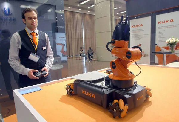 Ένας Ξένος Υπάλληλος Του Κατασκευαστή Ρομπότ Kuka Τηλεχειριζόμενο Ένα Ρομπότ — Φωτογραφία Αρχείου