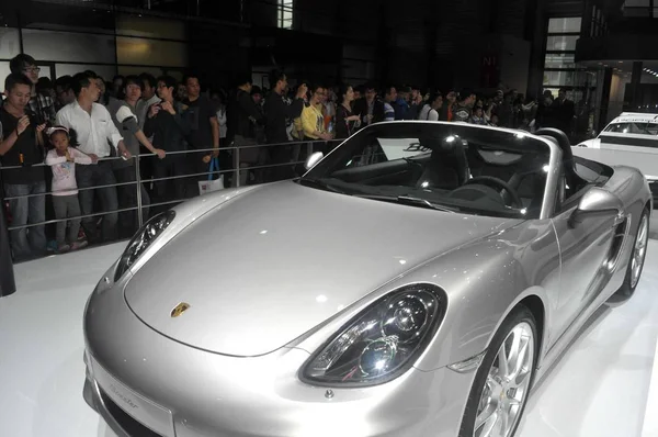 Vizitatorii File Uită Mașină Porsche Timpul Celei Expoziții Internaționale Pentru — Fotografie, imagine de stoc