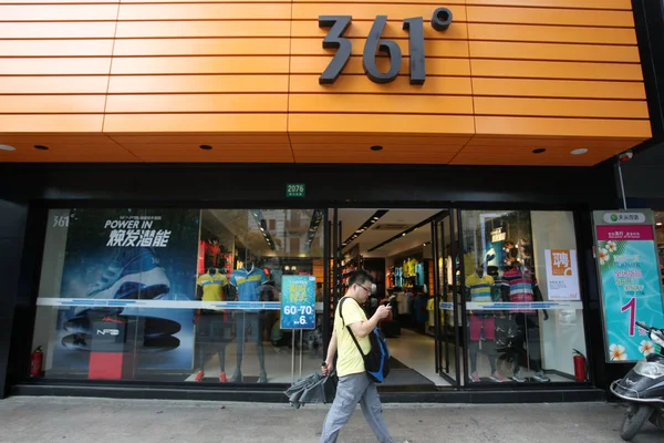 Peatón Pasa Por Una Tienda Ropa Deportiva 361 Grados Shanghai — Foto de Stock