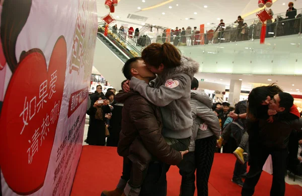 2012년 12일 장쑤성 우시시에서 키스하는 — 스톡 사진