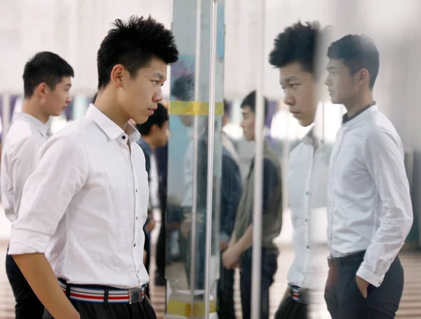 2013년 11월 허난성 뤄양시의 센터에서 트레이닝 세션에서 중국인 학생들이 표정과 — 스톡 사진