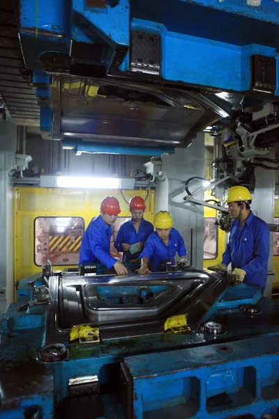 Trabalhadores File Chinese Montam Peças Carro Uma Fábrica Cidade Nanchang — Fotografia de Stock