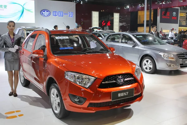 Chinese Employee Poses Xiali Other Faw Cars 11Th China Guangzhou — Stock Photo, Image