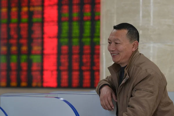 Китайський Інвестора Посміхається Він Виглядає Цінами Акцій Червоний Зростання Цін — стокове фото