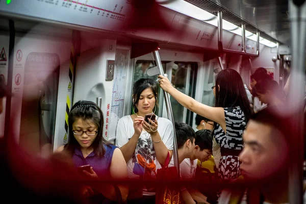 Los Pasajeros Utilizan Sus Teléfonos Móviles Tren Metro Ciudad Guangzhou — Foto de Stock