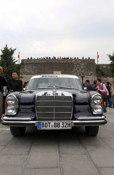 訪問者は 古いタイマーを見て東中国江蘇省 2013 南京の中華門で古典的な車チャレンジ中国 2013 メルセデス ベンツの車 — ストック写真