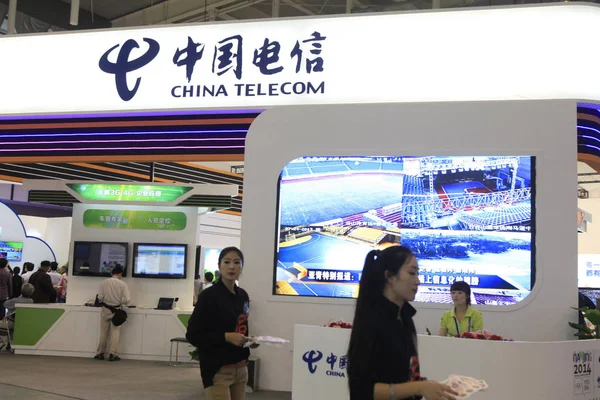 Membros Equipe São Vistos Frente Stand China Telecom Durante Uma — Fotografia de Stock