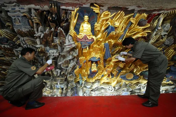 Κινέζοι Εργάτες Επαναφέρουν Μέρος Του Αγάλματος Των Χιλίων Χεριών Μπόντιτουτβα — Φωτογραφία Αρχείου