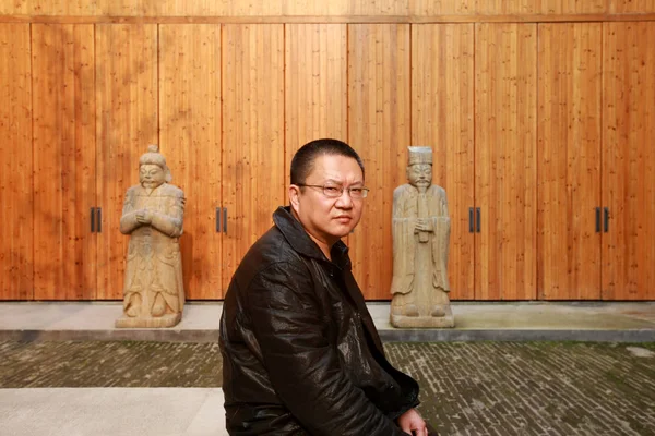 ファイル 中国の建築家王舒素人建築スタジオの所有者 彼は象山キャンパス東 2009 中国浙江省杭州市の中国美術学院で設計したアーキテクチャの前でポーズ — ストック写真