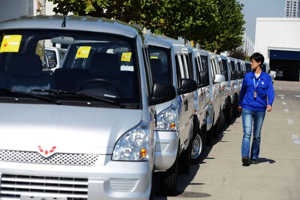 Trabajador Chino Examina Automóviles Una Planta Saic Wuling Automobile Qingdao — Foto de Stock