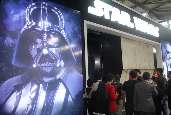Emberek Látogatása Állvány Star Wars Során Kínai Nemzetközi Toy Model — Stock Fotó