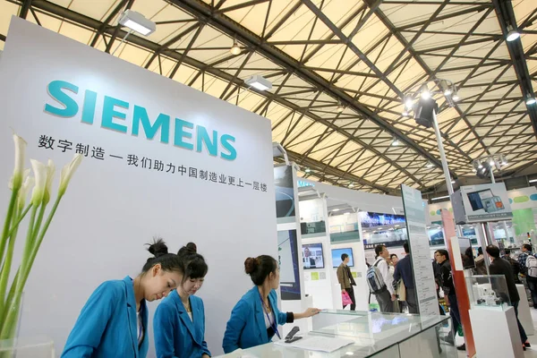 Fil Värdinnor Siemens Ses Monter Siemens Kina Internationella Industri Fair — Stockfoto