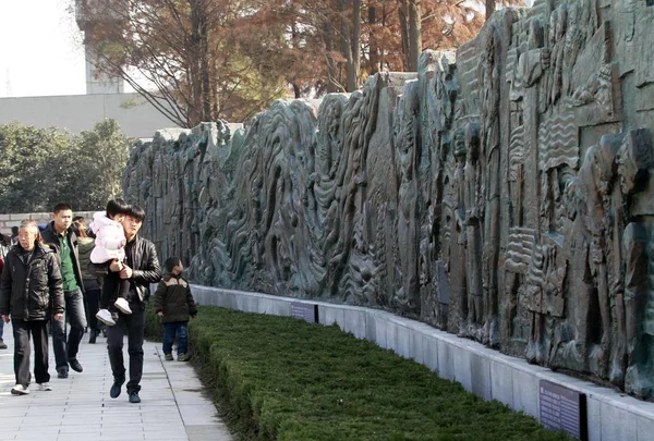 Pessoas Caminham Através Esculturas Relevo Memorial Hall Victims Massacre Nanjing — Fotografia de Stock