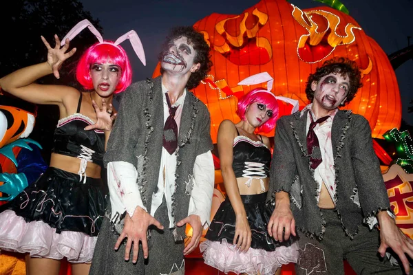 Entertainer Zombie Kostümen Posieren Vor Der Weltgrößten Jack Laterne Bei — Stockfoto