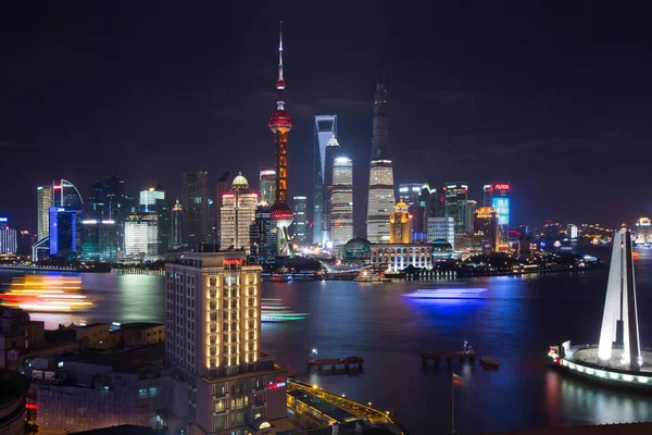 ファイル 黄浦江 東方明珠テレビ塔 上海世界金融センター ポーズの建設と他の高層ビルや高層の建物の下で上海タワー陸家嘴金融地区の夜景 — ストック写真