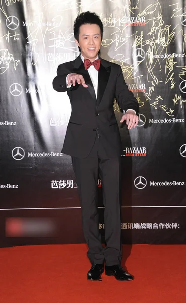 Chiński Pianista Yundi Pozuje Czerwonym Dywanie Ludzi Bazaar Award 2013 — Zdjęcie stockowe