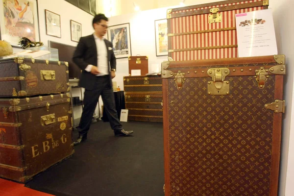 A vintage Louis Vuitton suitcase for sale in an antique shop in Santa Fe,  New Mexico Stock Photo - Alamy