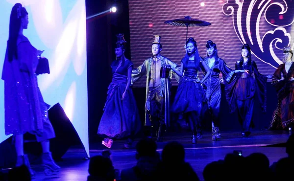 Modelos Exibem Novas Criações Desfile Moda Estilo Han Durante Wuhan — Fotografia de Stock