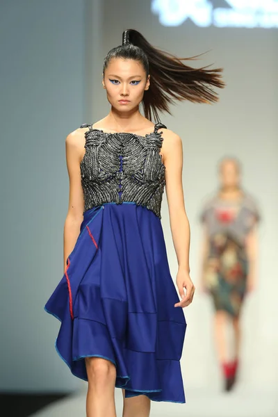 モデルは 2013 上海に上海ロンドンファッションウィークの春 2014 年中にビューのファッションショーで新しい創造を表示します — ストック写真