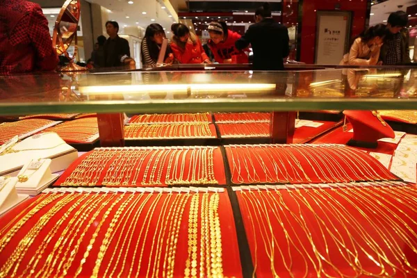 Kinesiska Kunder Köper Guld Ornament Smyckes Butik Xuchang Centrala Chinas — Stockfoto