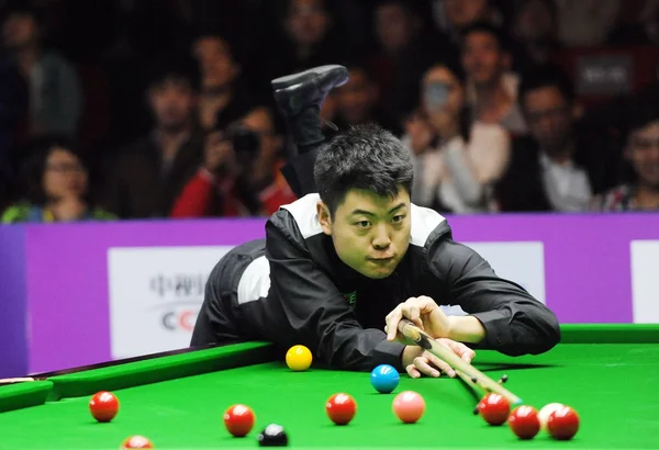 Liang Wenbo China Joga Tiro Contra Ronnie Osullivan Inglaterra Sua — Fotografia de Stock