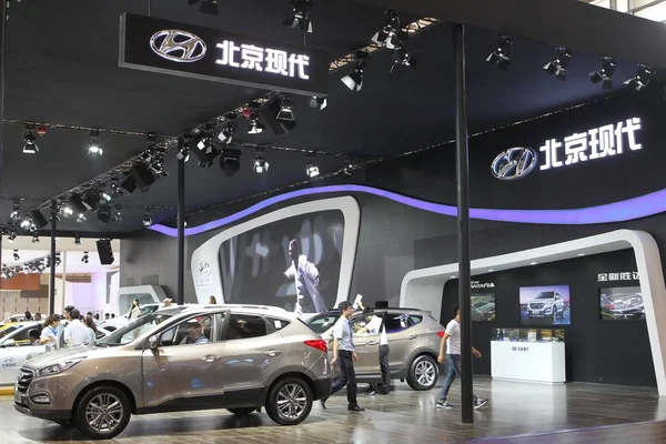 Люди Відвідують Стенд Пекіна Hyundai Спільне Підприємство Hyundai Motor Пекінської — стокове фото