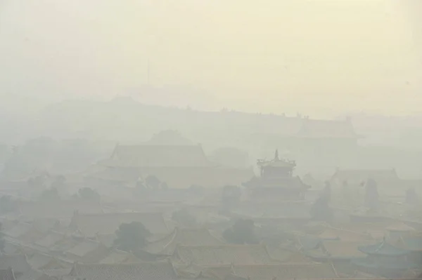 紫禁城は 2013年11月2日 中国の北京で重いスモッグに覆われているのが見られます — ストック写真