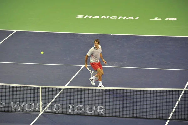 Roger Federer Szwajcarii Zwraca Strzał Zhang Chin Wydajności Mecz Otwarcie — Zdjęcie stockowe
