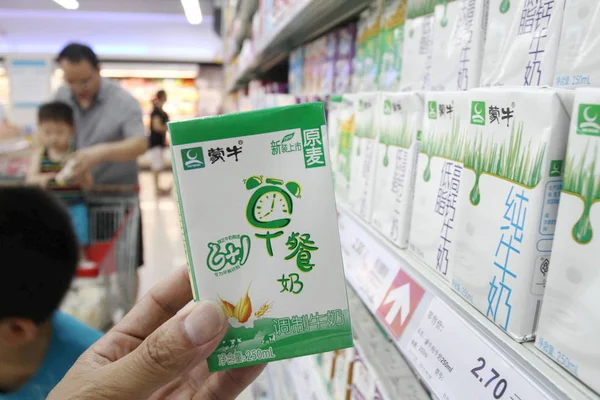 Customer Buys Box Mengniu Milk Supermarket Xuchang Central Chinas Henan — Stock Photo, Image