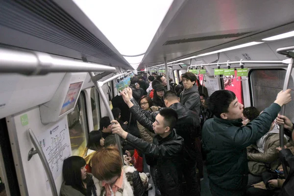 Пасажири Приймають Поїзд Метро Лінії Пекіні Китай Березня 2013 — стокове фото