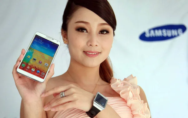 Modelo Posa Con Teléfono Inteligente Samsung Galaxy Note Reloj Inteligente — Foto de Stock