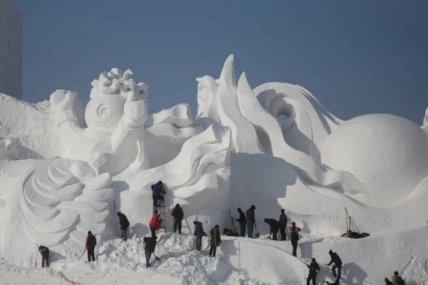 Chinesische Künstler Fertigen Eine Riesige Schneeskulptur Vor Der Sonneninsel Der — Stockfoto