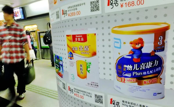 Pedestrians Walk Advertisement Dumex Abbott Baby Formula Metro Station Shanghai — Stock Photo, Image