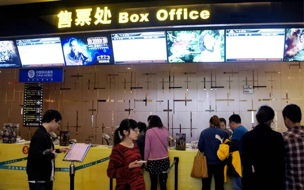 Les Cinéphiles Chinois Achètent Des Billets Cinéma Dans Cinéma Ville — Photo
