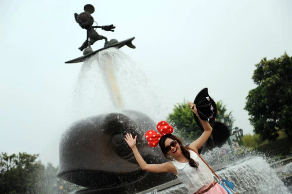 File Tourist Poses Fountain Featuring Micky Mouse Hong Kong Disneyland — Stock Photo, Image
